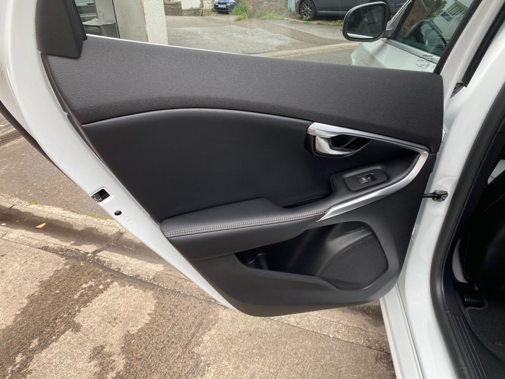 USED 2017 67 VOLVO V40 2.0 T5 R-DESIGN PRO 5d 240 BHP LOW MILEAGE/ FULL SERVICE HISTORY