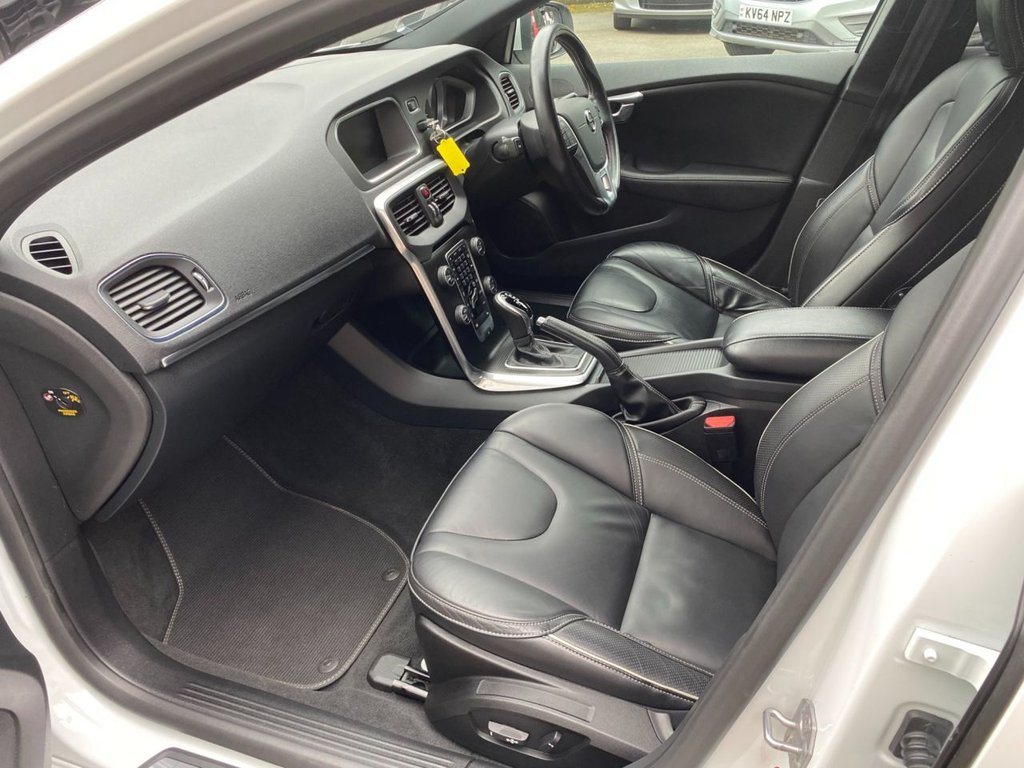 USED 2017 67 VOLVO V40 2.0 T5 R-DESIGN PRO 5d 240 BHP LOW MILEAGE/ FULL SERVICE HISTORY