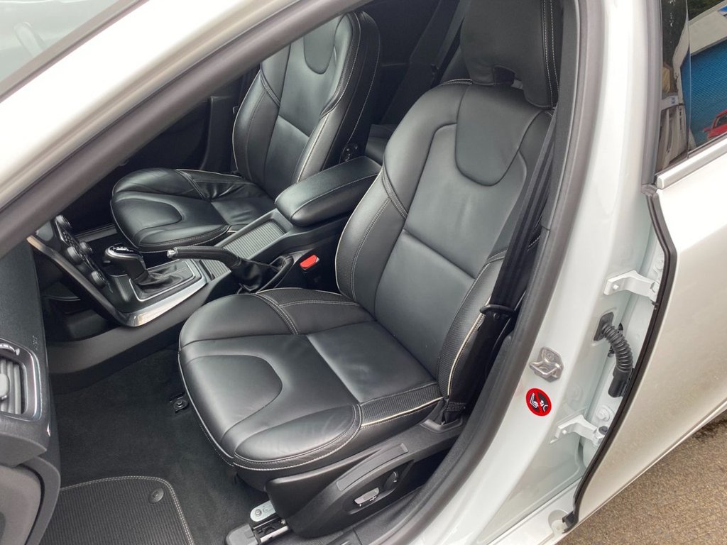 USED 2017 67 VOLVO V40 2.0 T5 R-DESIGN PRO 5d 240 BHP LOW MILEAGE/ FULL SERVICE HISTORY