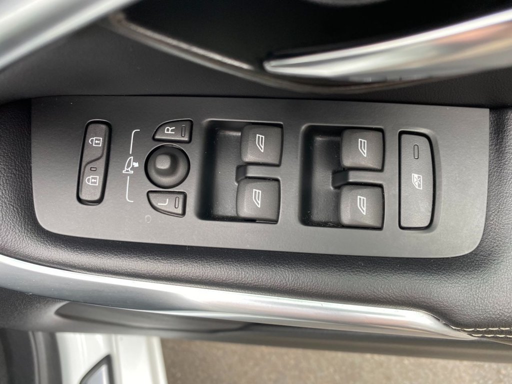 USED 2017 67 VOLVO V40 2.0 T5 R-DESIGN PRO 5d 240 BHP LOW MILEAGE/ FULL SERVICE HISTORY