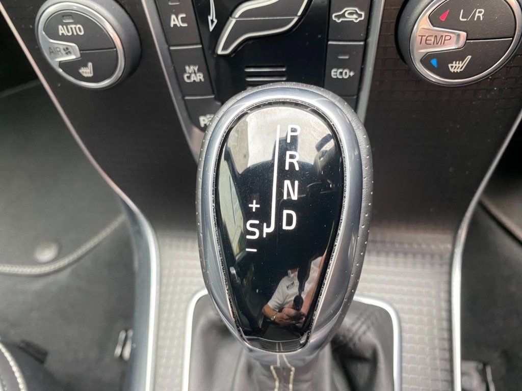 USED 2017 67 VOLVO V40 2.0 T5 R-DESIGN PRO 5d 240 BHP LOW MILEAGE/ FULL SERVICE HISTORY