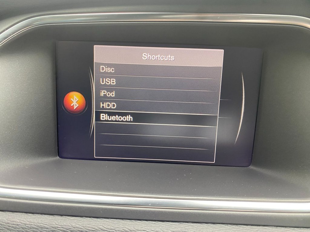 USED 2017 67 VOLVO V40 2.0 T5 R-DESIGN PRO 5d 240 BHP LOW MILEAGE/ FULL SERVICE HISTORY