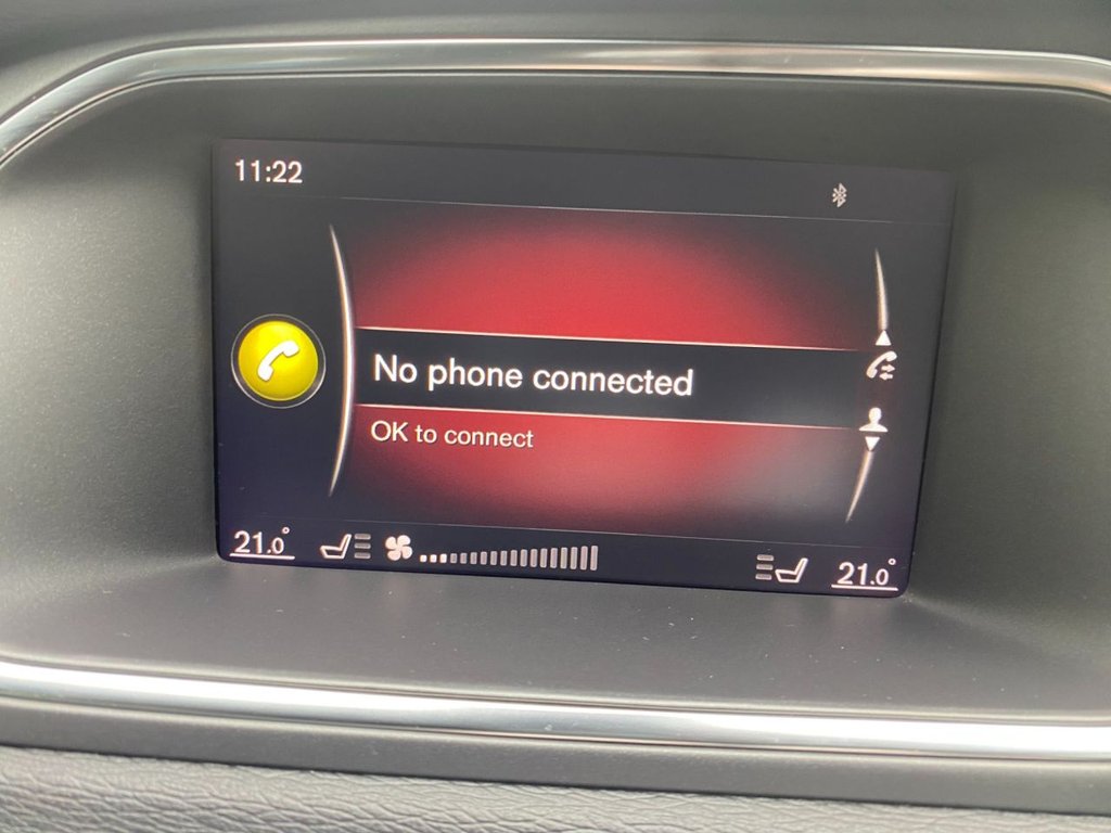 USED 2017 67 VOLVO V40 2.0 T5 R-DESIGN PRO 5d 240 BHP LOW MILEAGE/ FULL SERVICE HISTORY