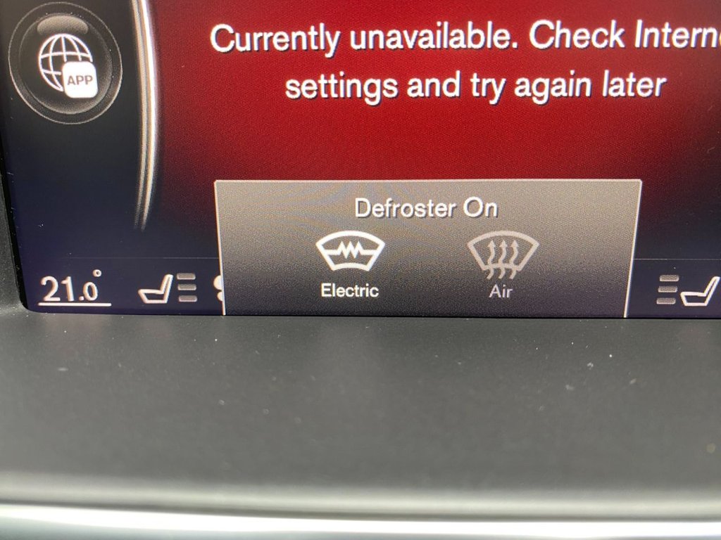 USED 2017 67 VOLVO V40 2.0 T5 R-DESIGN PRO 5d 240 BHP LOW MILEAGE/ FULL SERVICE HISTORY
