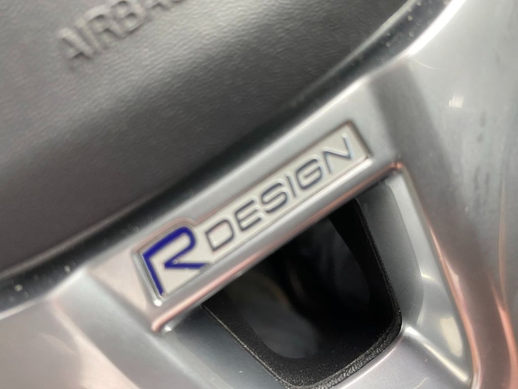 USED 2017 67 VOLVO V40 2.0 T5 R-DESIGN PRO 5d 240 BHP LOW MILEAGE/ FULL SERVICE HISTORY