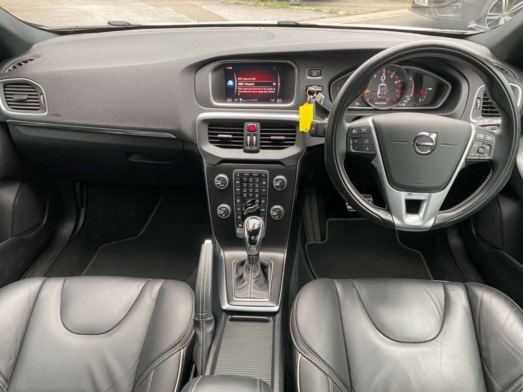 USED 2017 67 VOLVO V40 2.0 T5 R-DESIGN PRO 5d 240 BHP LOW MILEAGE/ FULL SERVICE HISTORY