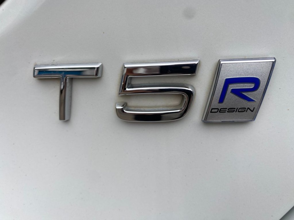USED 2017 67 VOLVO V40 2.0 T5 R-DESIGN PRO 5d 240 BHP LOW MILEAGE/ FULL SERVICE HISTORY