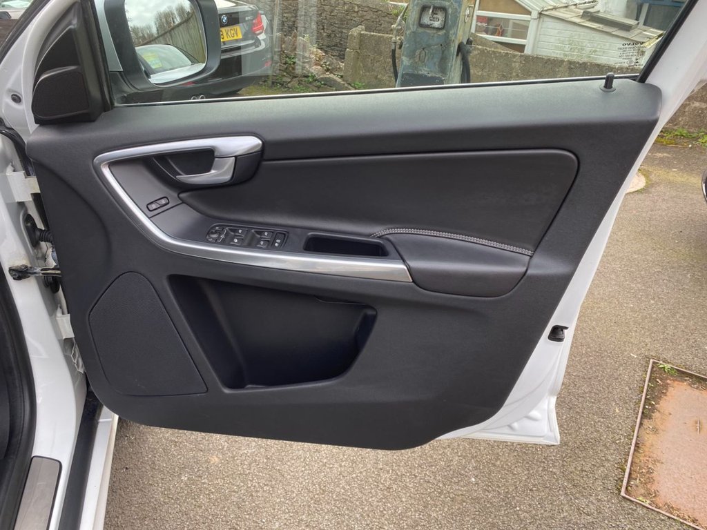 USED 2014 63 VOLVO XC60 2.4 D5 R-DESIGN LUX NAV AWD 5d 212 BHP DAB SAT NAV WINTER AND FAMILY PACK
