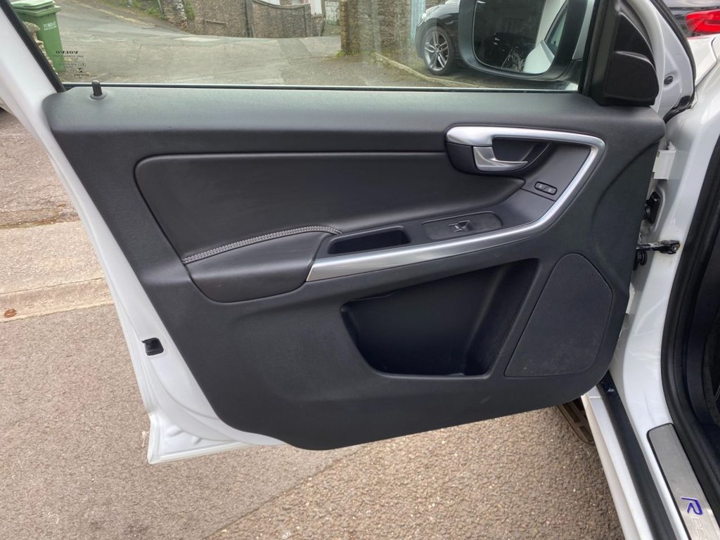 USED 2014 63 VOLVO XC60 2.4 D5 R-DESIGN LUX NAV AWD 5d 212 BHP DAB SAT NAV WINTER AND FAMILY PACK
