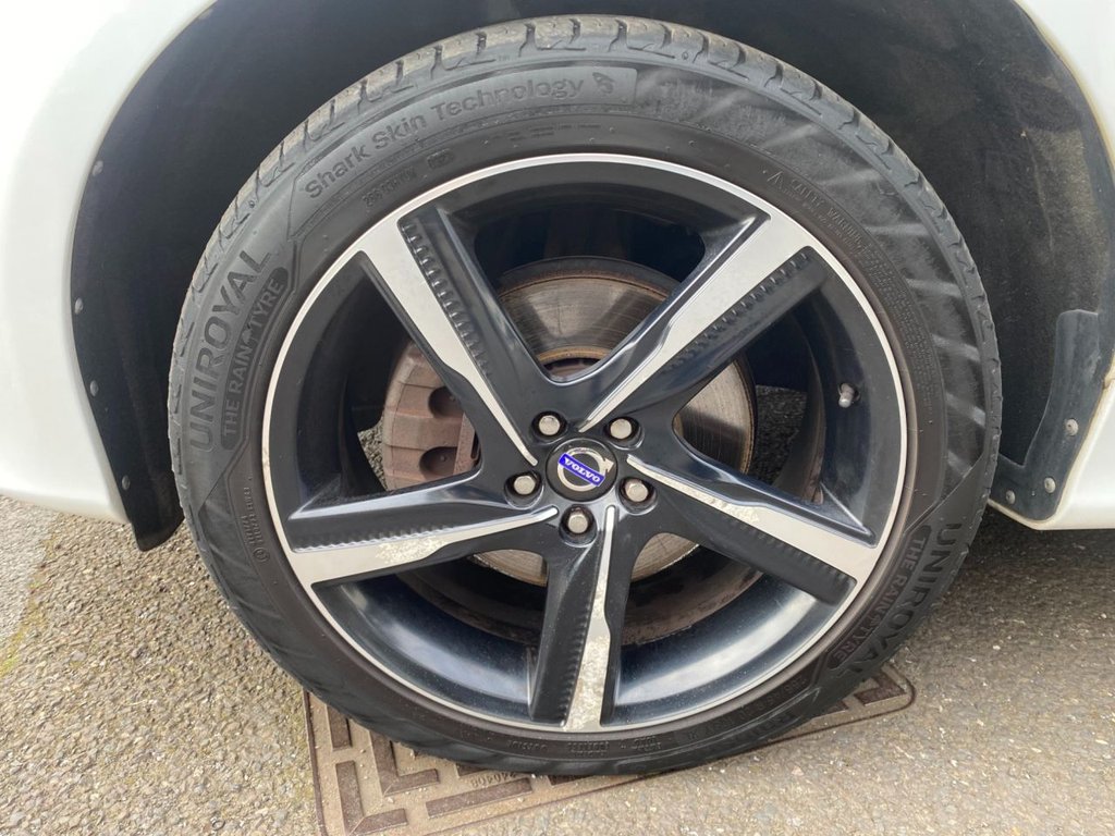 USED 2014 63 VOLVO XC60 2.4 D5 R-DESIGN LUX NAV AWD 5d 212 BHP DAB SAT NAV WINTER AND FAMILY PACK