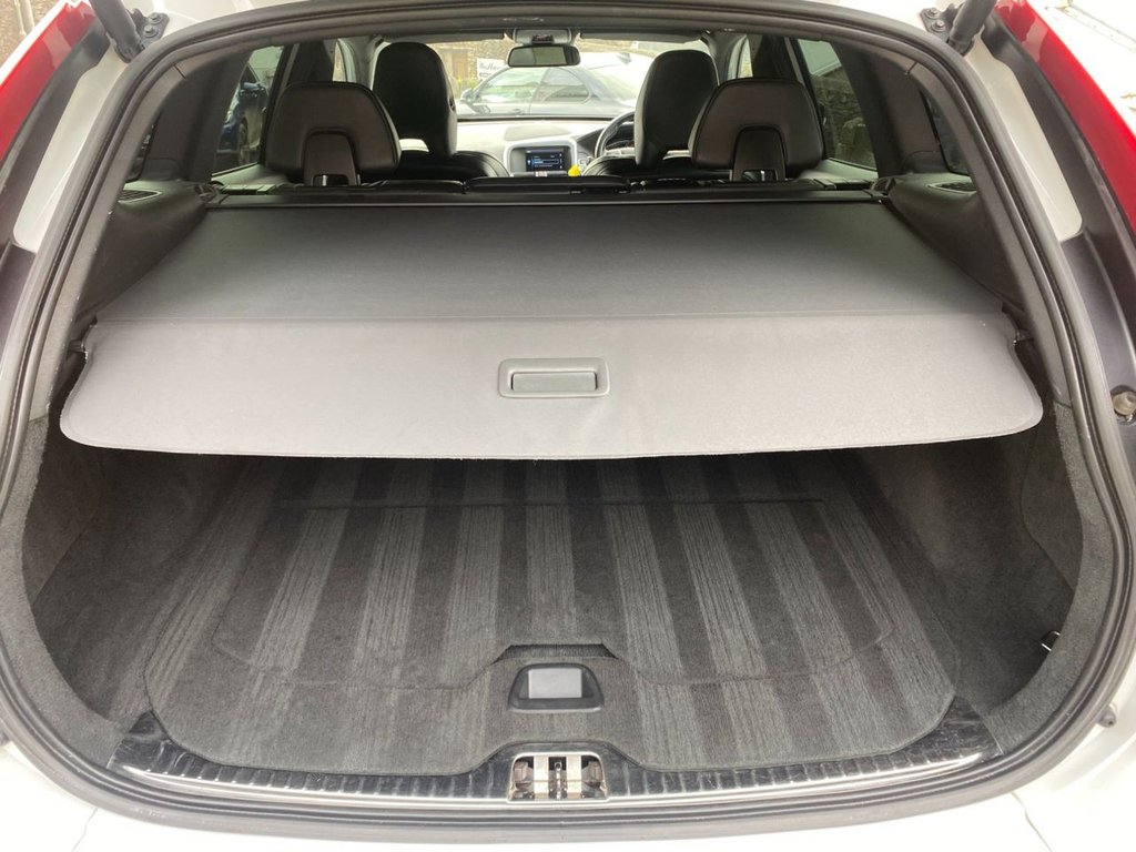 USED 2014 63 VOLVO XC60 2.4 D5 R-DESIGN LUX NAV AWD 5d 212 BHP DAB SAT NAV WINTER AND FAMILY PACK