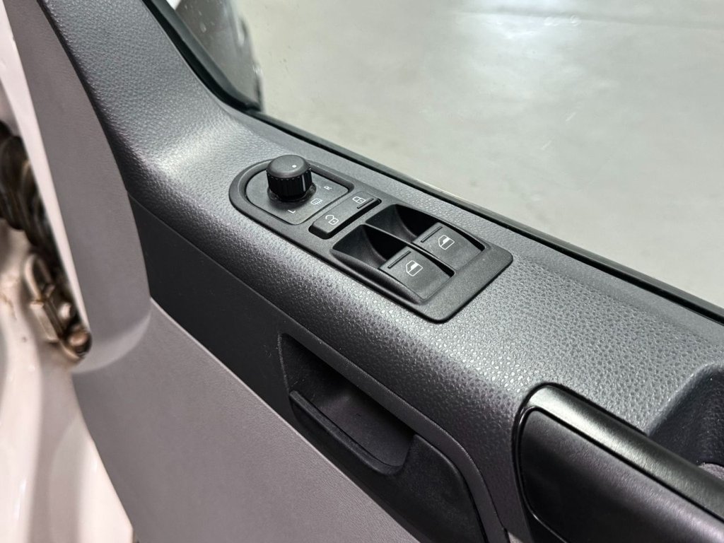 USED 2015 15 VOLKSWAGEN TRANSPORTER 2l d 138 BHP Window Van