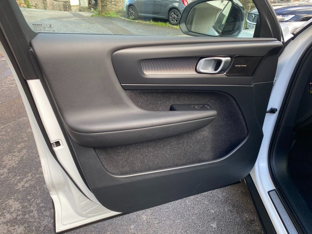 USED 2018 18 VOLVO XC40 2.0 D4 First Edition SUV 5dr Diesel Auto AWD Euro 6 (s/s) (190 ps) FULL SERVICE HISTORY