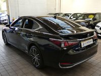 USED 2022 22 LEXUS ES 2.5 300h Saloon 4dr Petrol Hybrid E-CVT Euro 6 (s/s) (218 ps) SAT NAV LEATHER HEATED SEATS STEERING WHEEL REAR VIEW CAMERA SUNROOF 1 OWNER SERVICE HISTORY LEXUS WARRANTY TILL 2032