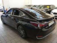 USED 2022 22 LEXUS ES 2.5 300h Saloon 4dr Petrol Hybrid E-CVT Euro 6 (s/s) (218 ps) SAT NAV LEATHER HEATED SEATS STEERING WHEEL REAR VIEW CAMERA SUNROOF 1 OWNER SERVICE HISTORY LEXUS WARRANTY TILL 2032