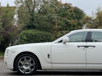 USED 2012 M ROLLS-ROYCE GHOST 6.6 V12 Saloon 4dr Petrol Auto Euro 5 (563 bhp) PANROOF+HUD+REAR THEATRE+FACTORY WHITE