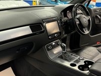 USED 2015 15 VOLKSWAGEN TOUAREG 3.0 TDI V6 BlueMotion Tech R-Line SUV 5dr Diesel Tiptronic 4WD Euro 6 (s/s) (262 ps) UK DELIVERY FLAT FEE &pound;175 (SUBJECT TO DEAL) *OVER 100 IMAGES ON OUR WEBSITE*BESPOKE FINANCE ARRANGED*PART EXCHANGE WELCOME*ALL VEHICLES HPI CLEAR