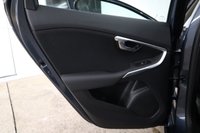 USED 2019 68 VOLVO V40 2.0 T2 GPF Momentum Nav Plus Hatchback 5dr Petrol Manual Euro 6 (s/s) (122 ps) DETAILED SERVICE HISTORY WITH SAT NAV & BLUETOOTH