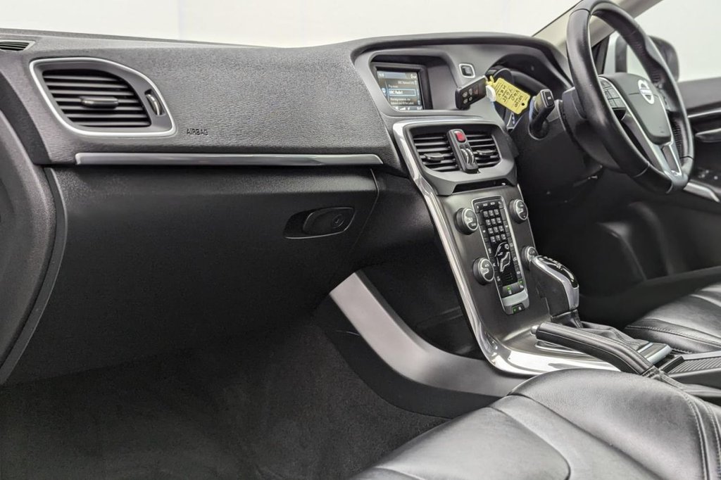 USED 2015 65 VOLVO V40 1.5 T2 SE Hatchback 5dr Petrol Auto Euro 6 (s/s) (122 ps) DAB Cruise Control
