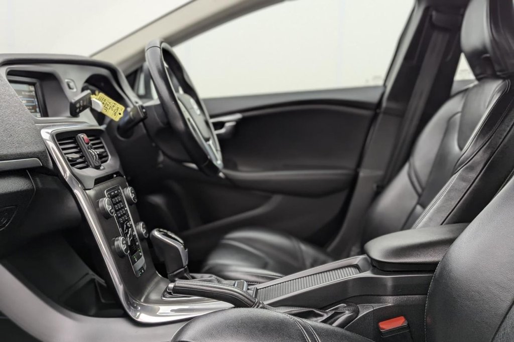 USED 2015 65 VOLVO V40 1.5 T2 SE Hatchback 5dr Petrol Auto Euro 6 (s/s) (122 ps) DAB Cruise Control