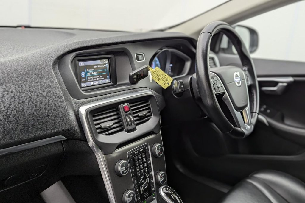 USED 2015 65 VOLVO V40 1.5 T2 SE Hatchback 5dr Petrol Auto Euro 6 (s/s) (122 ps) DAB Cruise Control