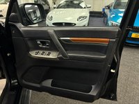 USED 2011 61 MITSUBISHI SHOGUN 3.2 DI-DC SG3 SUV 5dr Diesel Auto 4WD Euro 5 LWB (197 ps) 
