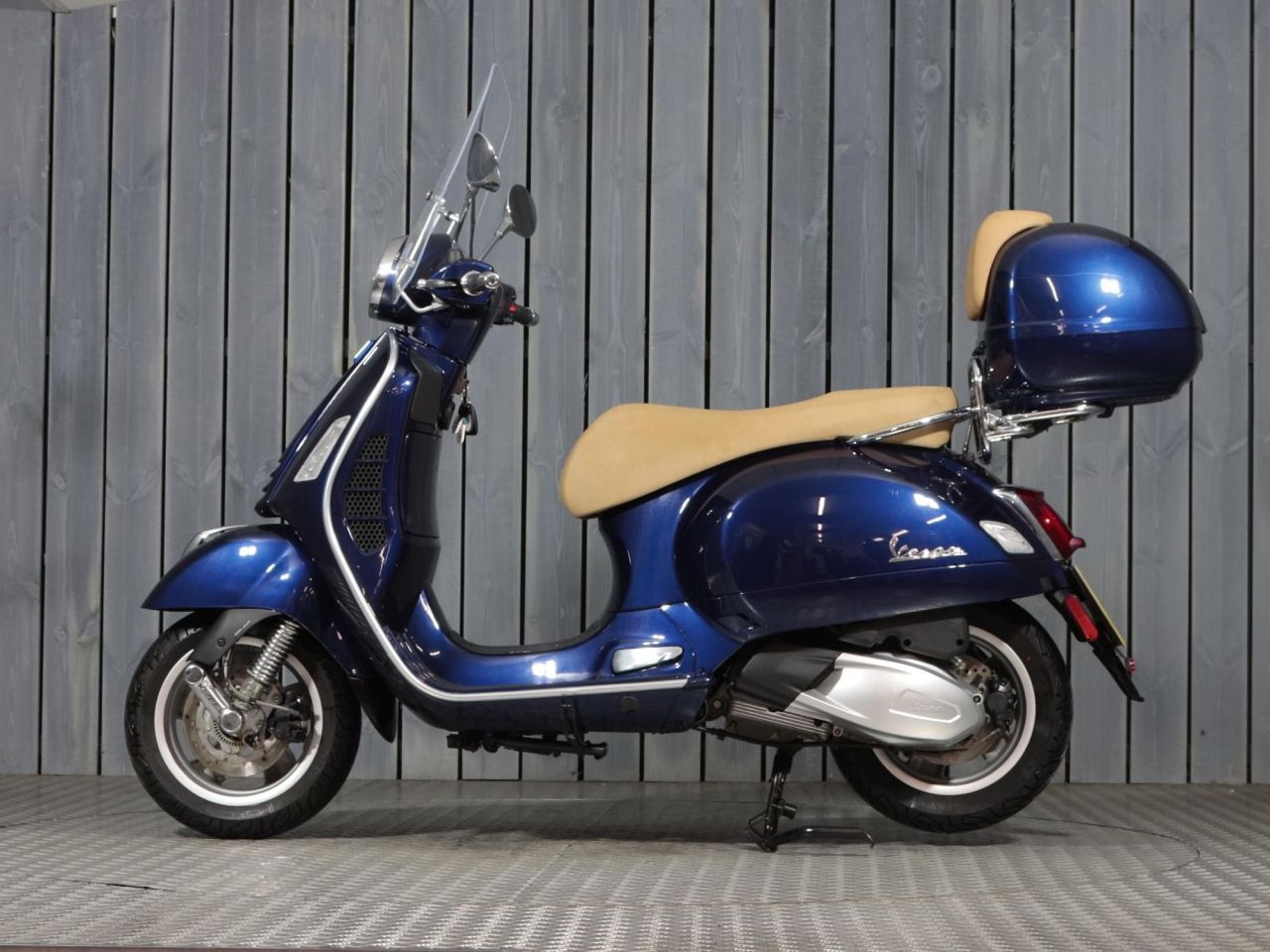 Racing Sixties Vespa Gts 300 Touring 2021 Vespa GTS 300 SuperSport