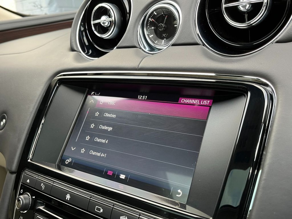USED 2016 16 JAGUAR XJ 3.0d V6 Portfolio Saloon 4dr Diesel Auto Euro 6 (s/s) (300 ps) 