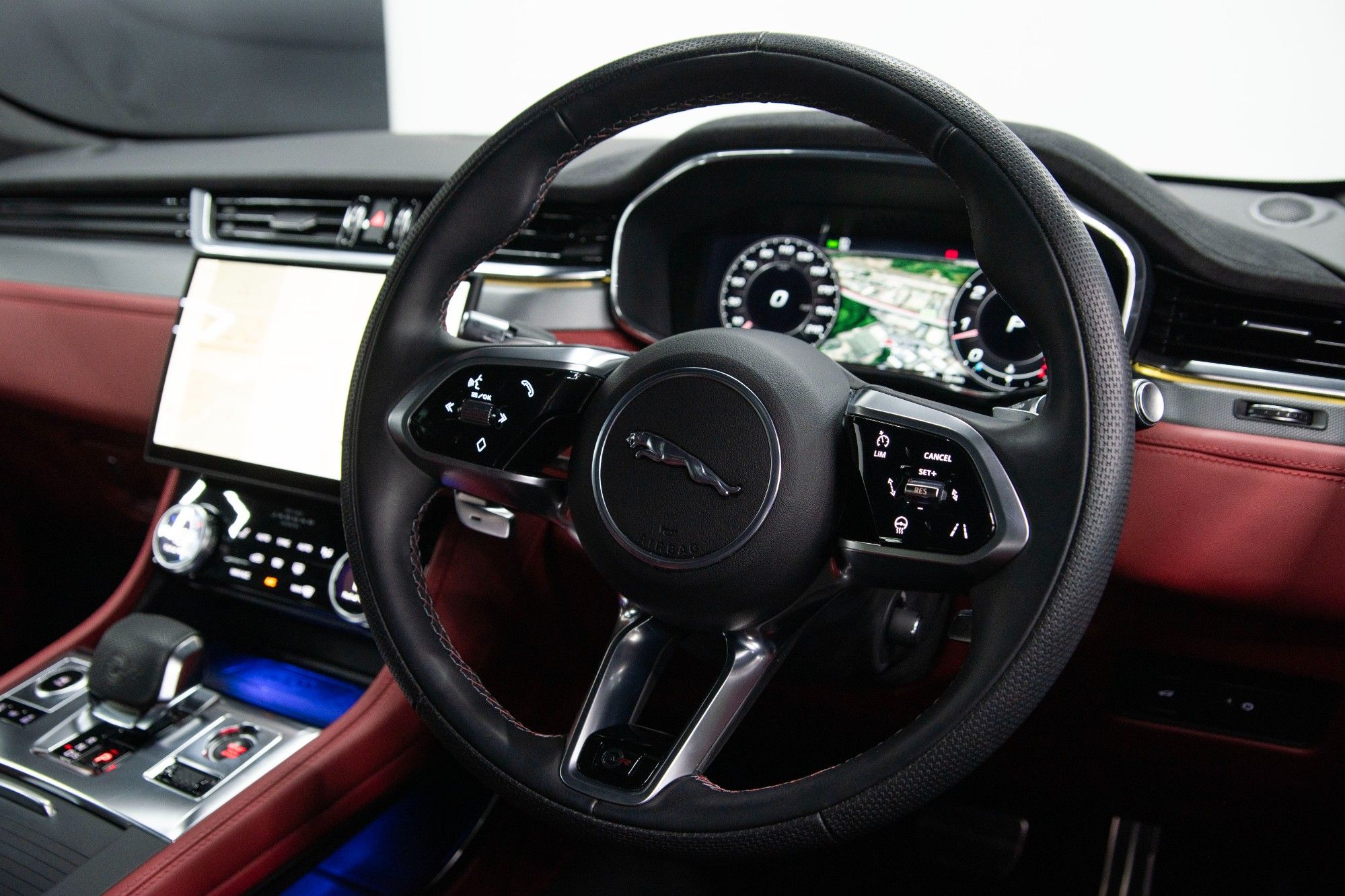 USED 2022 22 JAGUAR F-PACE 5.0 P550 V8 SVR 