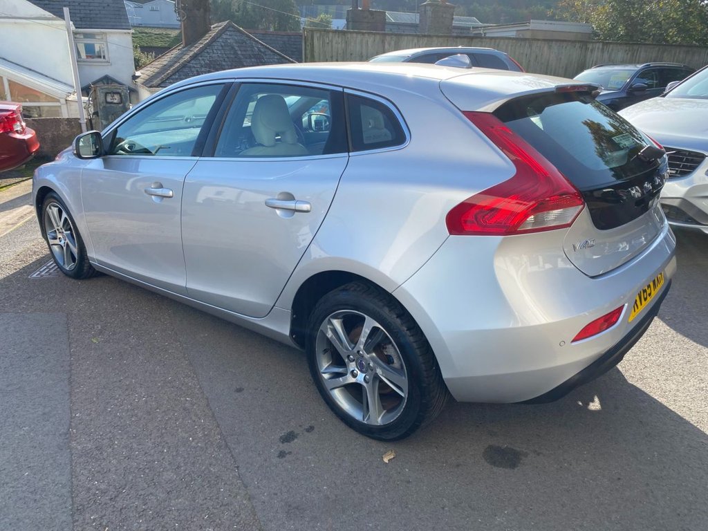 USED 2015 65 VOLVO V40 2.0 D2 SE Lux Nav Hatchback 5dr Diesel Manual Euro 6 (s/s) (120 ps) DRIVERS SUPPORT PACK / WINTER PACK