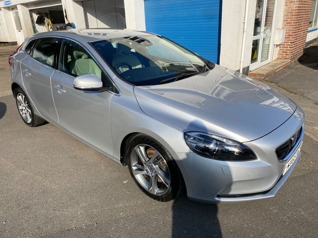 USED 2015 65 VOLVO V40 2.0 D2 SE Lux Nav Hatchback 5dr Diesel Manual Euro 6 (s/s) (120 ps) DRIVERS SUPPORT PACK / WINTER PACK