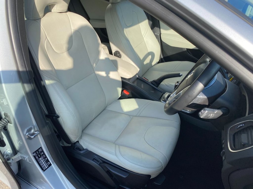 USED 2015 65 VOLVO V40 2.0 D2 SE Lux Nav Hatchback 5dr Diesel Manual Euro 6 (s/s) (120 ps) DRIVERS SUPPORT PACK / WINTER PACK