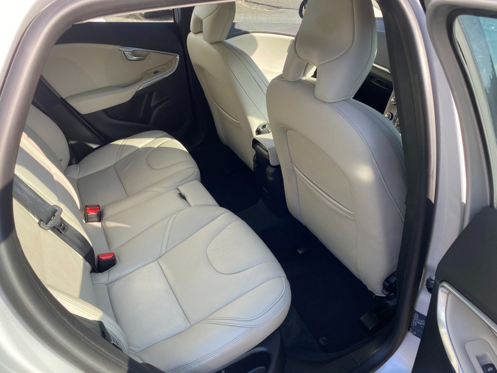 USED 2015 65 VOLVO V40 2.0 D2 SE Lux Nav Hatchback 5dr Diesel Manual Euro 6 (s/s) (120 ps) DRIVERS SUPPORT PACK / WINTER PACK