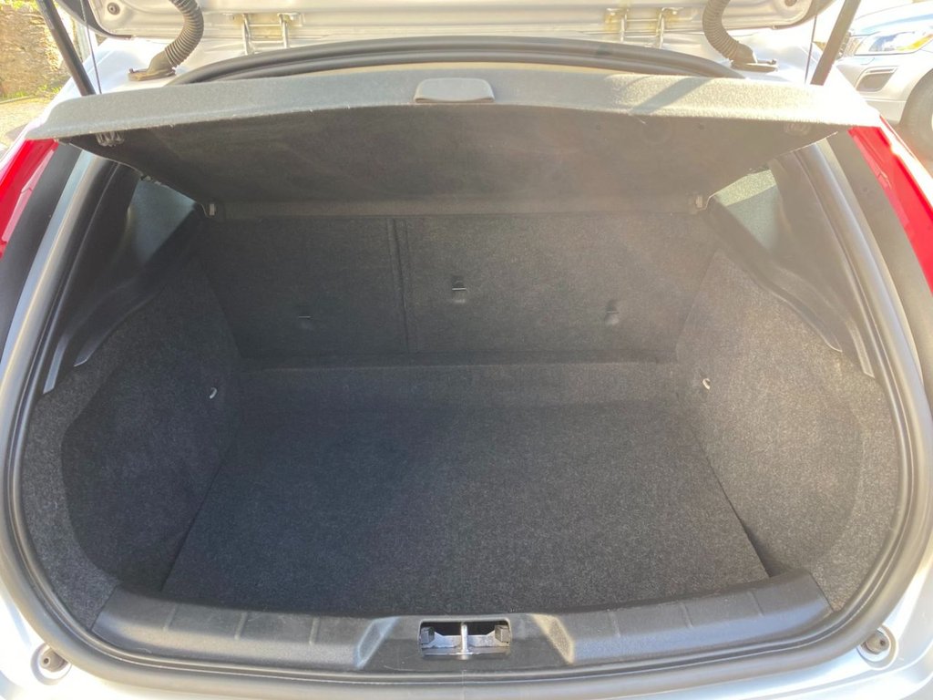 USED 2015 65 VOLVO V40 2.0 D2 SE Lux Nav Hatchback 5dr Diesel Manual Euro 6 (s/s) (120 ps) DRIVERS SUPPORT PACK / WINTER PACK