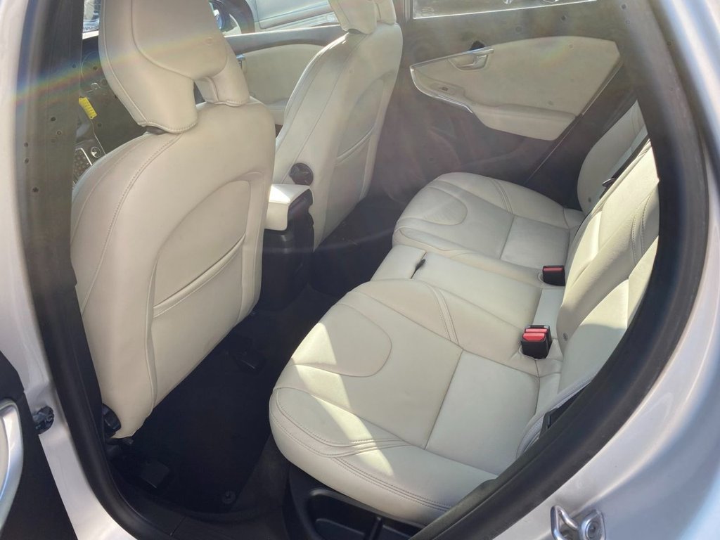 USED 2015 65 VOLVO V40 2.0 D2 SE Lux Nav Hatchback 5dr Diesel Manual Euro 6 (s/s) (120 ps) DRIVERS SUPPORT PACK / WINTER PACK