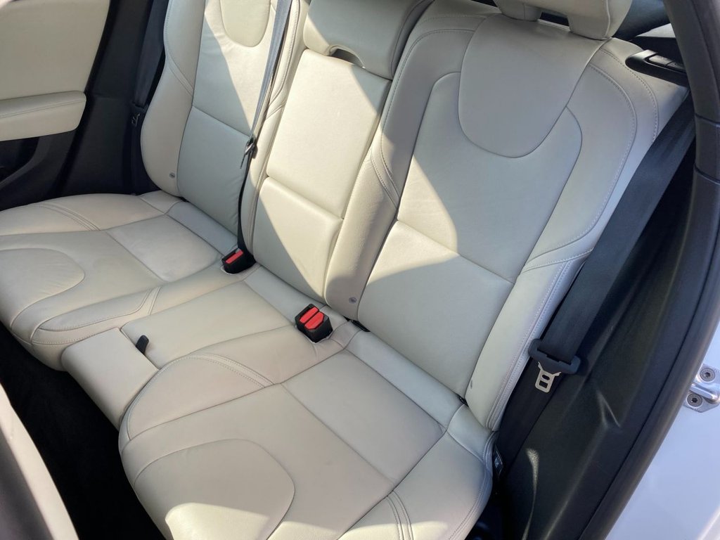 USED 2015 65 VOLVO V40 2.0 D2 SE Lux Nav Hatchback 5dr Diesel Manual Euro 6 (s/s) (120 ps) DRIVERS SUPPORT PACK / WINTER PACK
