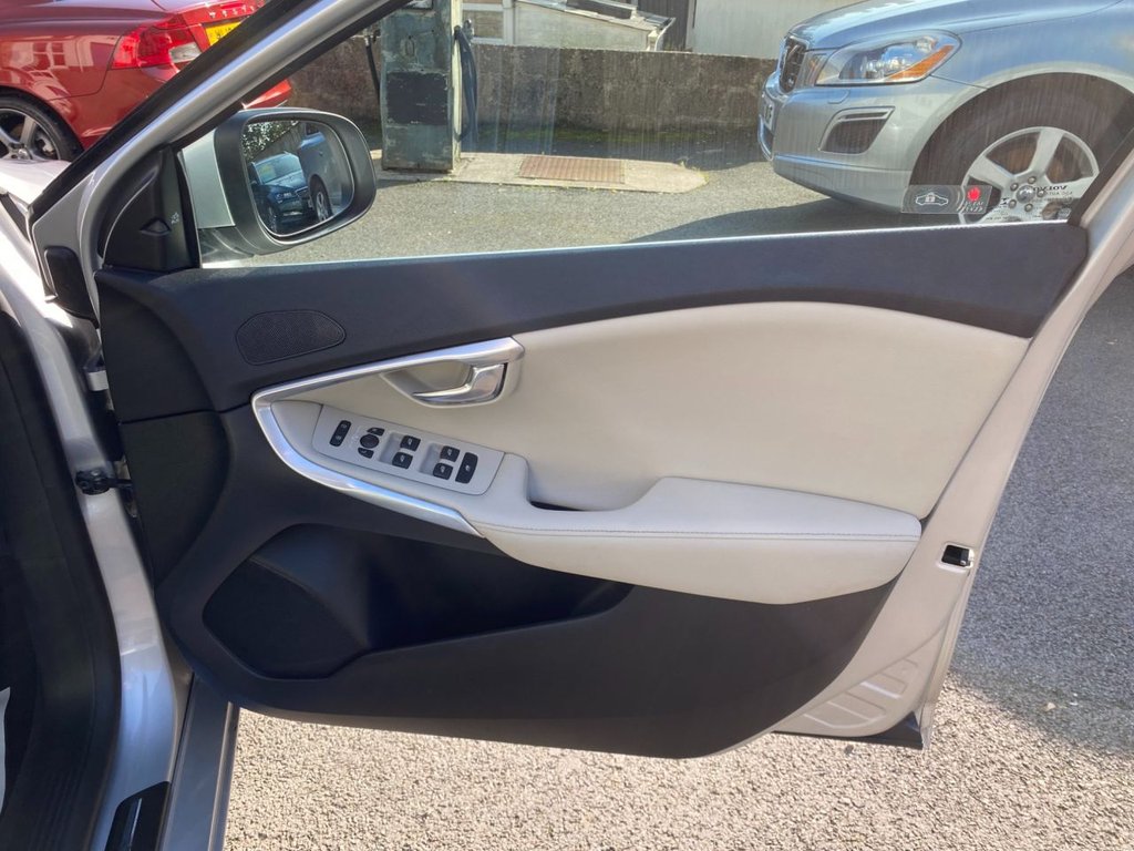 USED 2015 65 VOLVO V40 2.0 D2 SE Lux Nav Hatchback 5dr Diesel Manual Euro 6 (s/s) (120 ps) DRIVERS SUPPORT PACK / WINTER PACK
