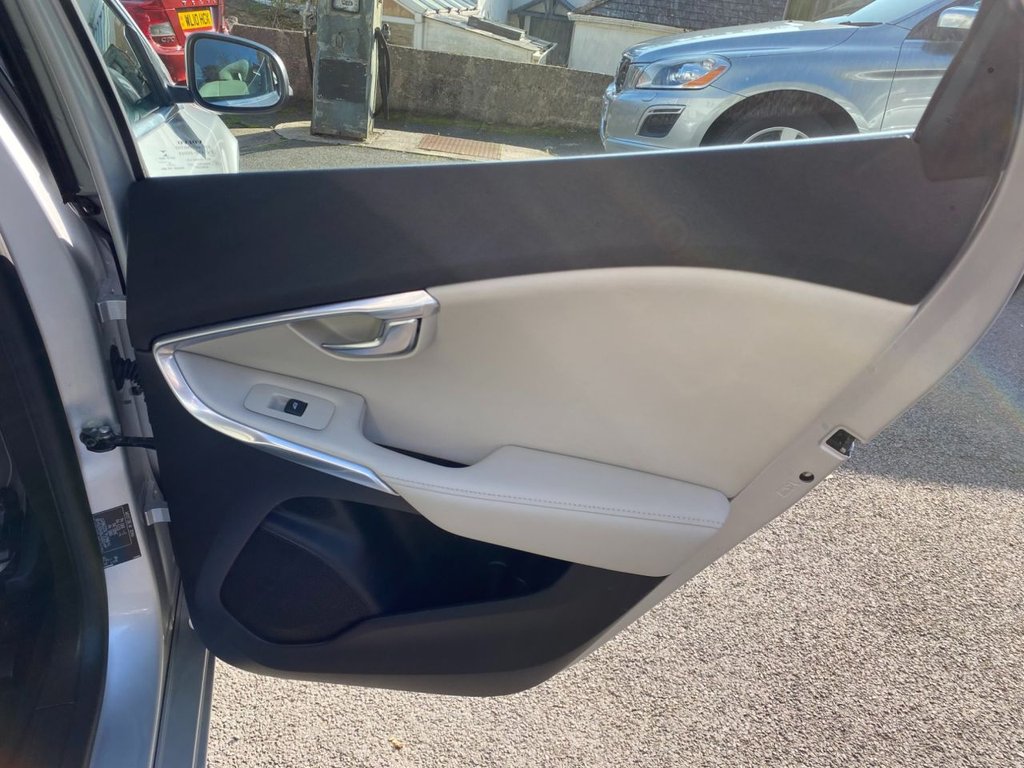 USED 2015 65 VOLVO V40 2.0 D2 SE Lux Nav Hatchback 5dr Diesel Manual Euro 6 (s/s) (120 ps) DRIVERS SUPPORT PACK / WINTER PACK