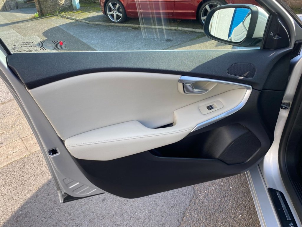 USED 2015 65 VOLVO V40 2.0 D2 SE Lux Nav Hatchback 5dr Diesel Manual Euro 6 (s/s) (120 ps) DRIVERS SUPPORT PACK / WINTER PACK
