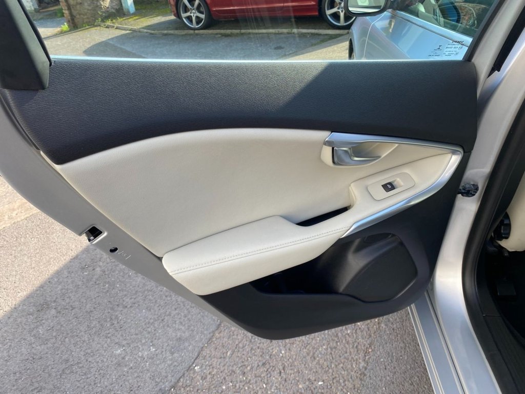 USED 2015 65 VOLVO V40 2.0 D2 SE Lux Nav Hatchback 5dr Diesel Manual Euro 6 (s/s) (120 ps) DRIVERS SUPPORT PACK / WINTER PACK