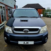 USED 2011 11 TOYOTA HI-LUX 3.0 D-4D Invincible Pickup 4dr Diesel Auto 4WD (227 g/km, 171 bhp) 8 SERVICE STAMPS, LAST AT 115000