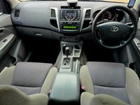 USED 2011 11 TOYOTA HI-LUX 3.0 D-4D Invincible Pickup 4dr Diesel Auto 4WD (227 g/km, 171 bhp) 8 SERVICE STAMPS, LAST AT 115000