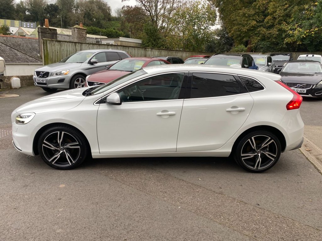 USED 2016 66 VOLVO V40 2.0 D2 R-Design Pro Hatchback 5dr Diesel Manual Euro 6 (s/s) (120 ps) DAB SAT NAV WINTER PACK