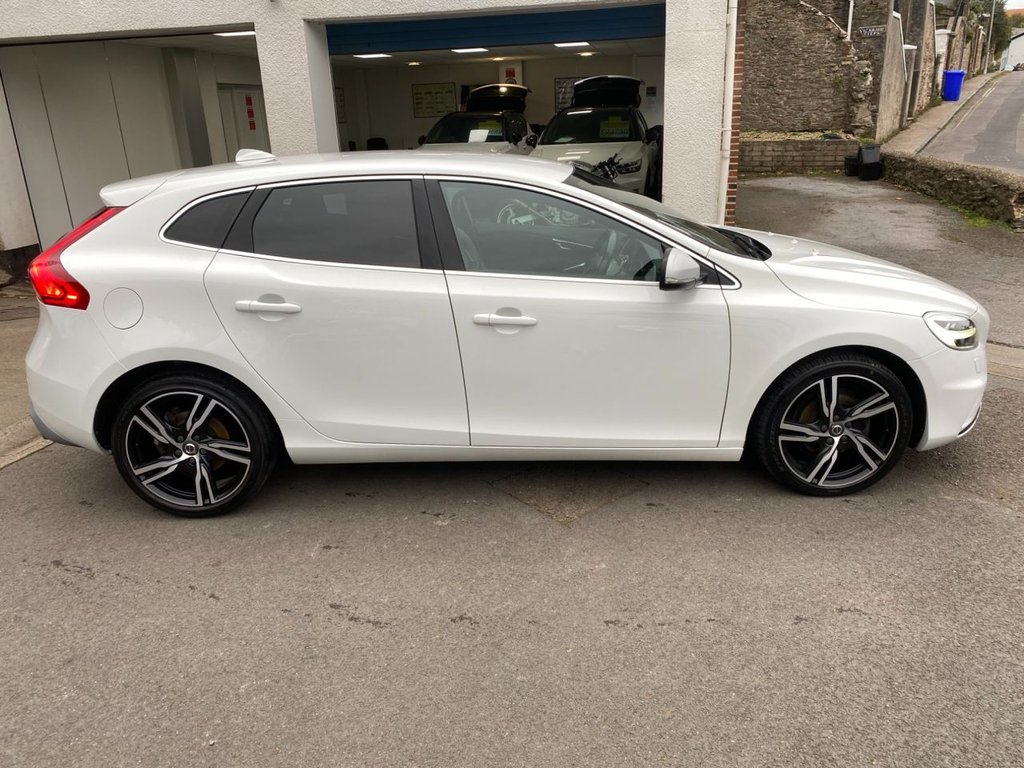 USED 2016 66 VOLVO V40 2.0 D2 R-Design Pro Hatchback 5dr Diesel Manual Euro 6 (s/s) (120 ps) DAB SAT NAV WINTER PACK