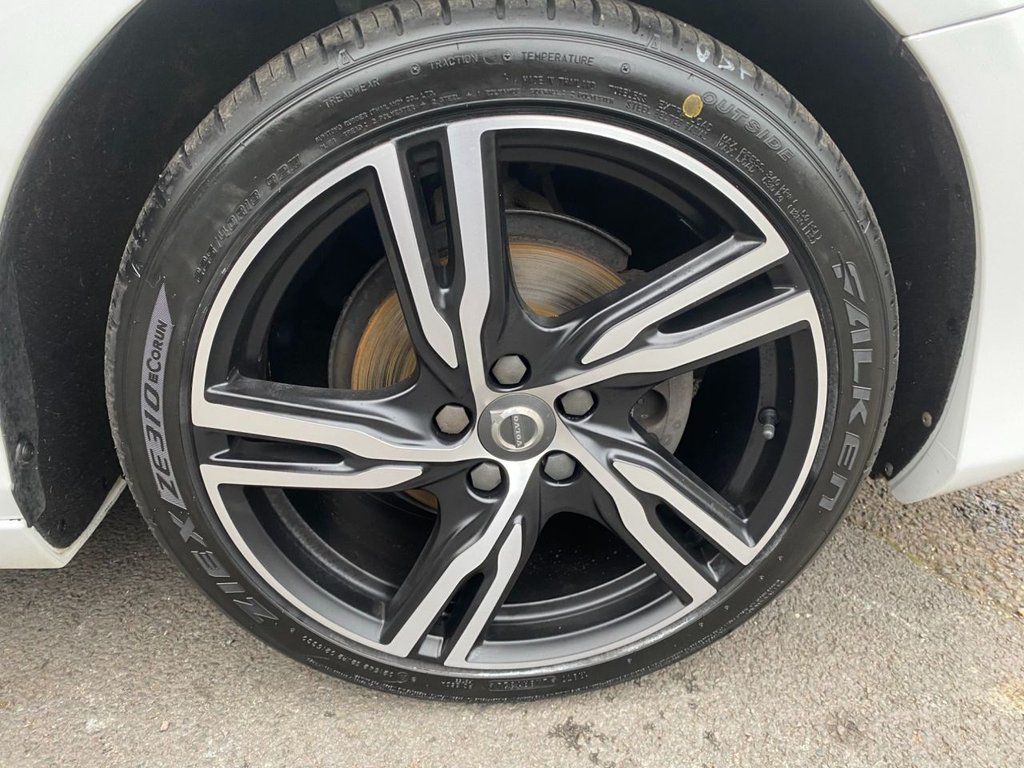 USED 2016 66 VOLVO V40 2.0 D2 R-Design Pro Hatchback 5dr Diesel Manual Euro 6 (s/s) (120 ps) DAB SAT NAV WINTER PACK