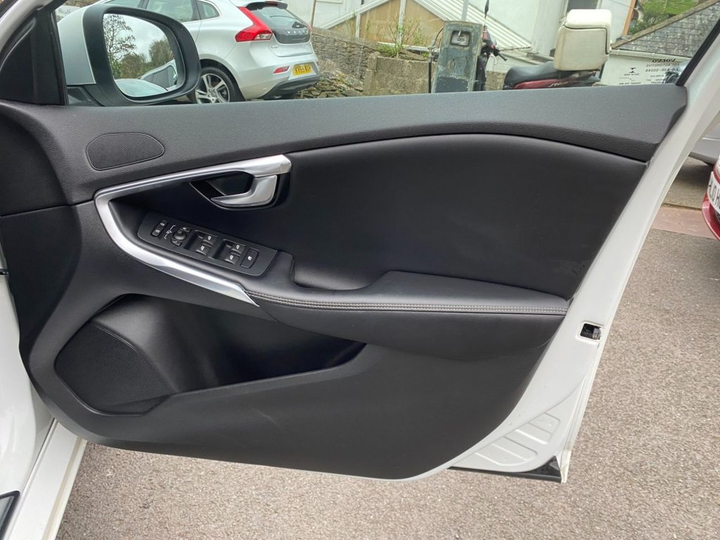 USED 2016 66 VOLVO V40 2.0 D2 R-Design Pro Hatchback 5dr Diesel Manual Euro 6 (s/s) (120 ps) DAB SAT NAV WINTER PACK