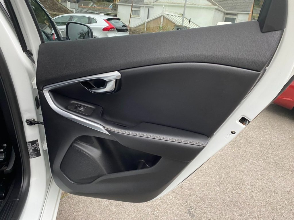 USED 2016 66 VOLVO V40 2.0 D2 R-Design Pro Hatchback 5dr Diesel Manual Euro 6 (s/s) (120 ps) DAB SAT NAV WINTER PACK