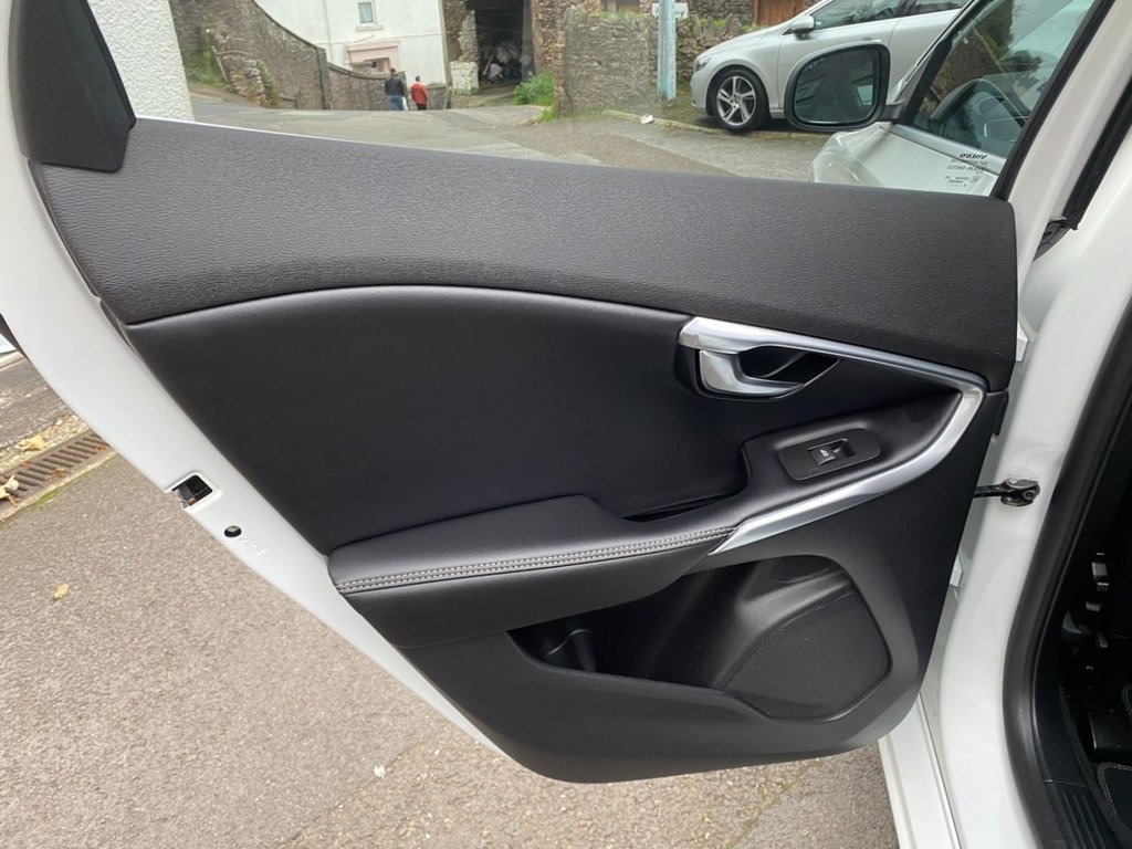 USED 2016 66 VOLVO V40 2.0 D2 R-Design Pro Hatchback 5dr Diesel Manual Euro 6 (s/s) (120 ps) DAB SAT NAV WINTER PACK