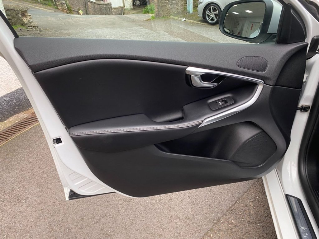 USED 2016 66 VOLVO V40 2.0 D2 R-Design Pro Hatchback 5dr Diesel Manual Euro 6 (s/s) (120 ps) DAB SAT NAV WINTER PACK