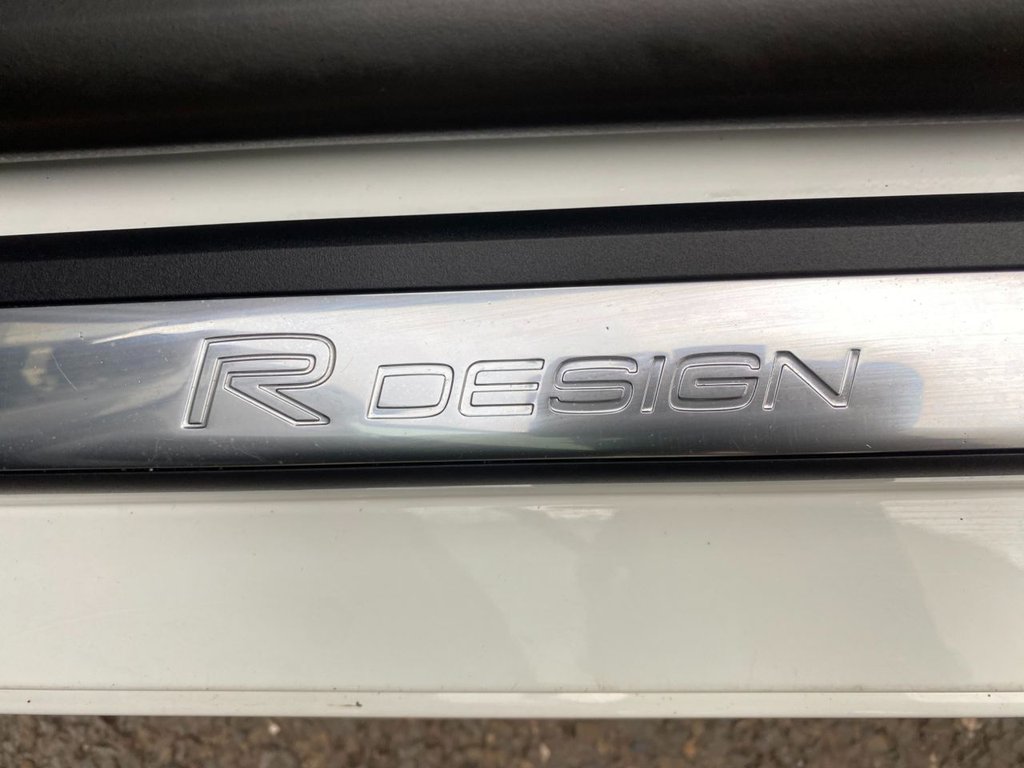 USED 2016 66 VOLVO V40 2.0 D2 R-Design Pro Hatchback 5dr Diesel Manual Euro 6 (s/s) (120 ps) DAB SAT NAV WINTER PACK